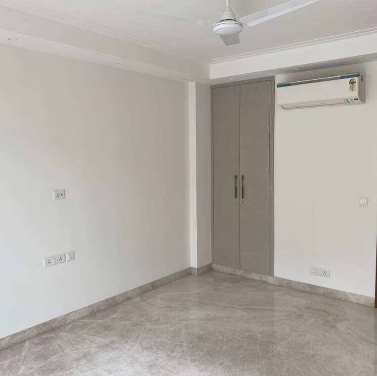 Room, uday park 3 Bedroom 217 Sq.Yd. Builder Floor In Uday Park Delhi 9657633