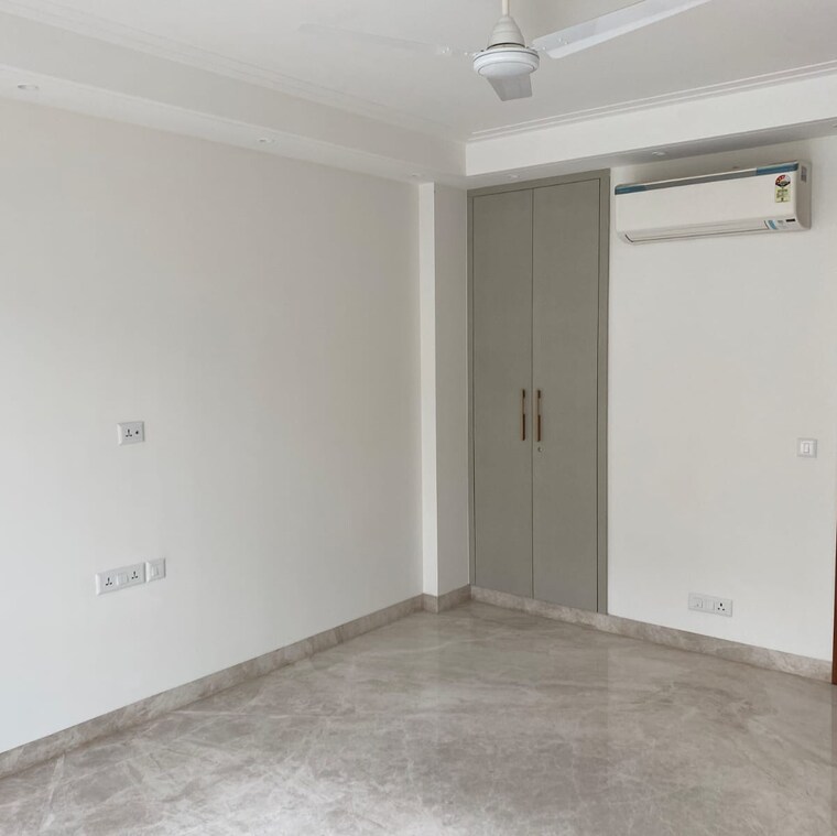 Room, uday park 3 Bedroom 217 Sq.Yd. Builder Floor In Uday Park Delhi 9657633