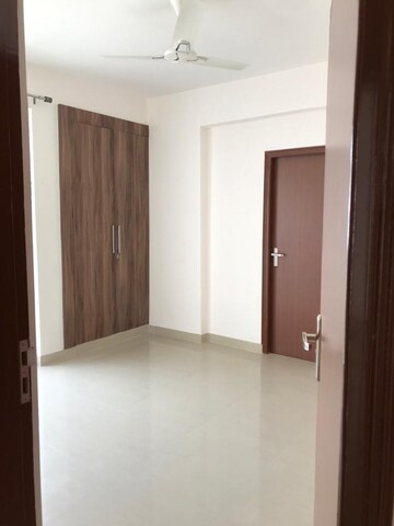Room in 3 BHK Apartment at Ramprastha City The Atrium, Sector 37d – for Rent