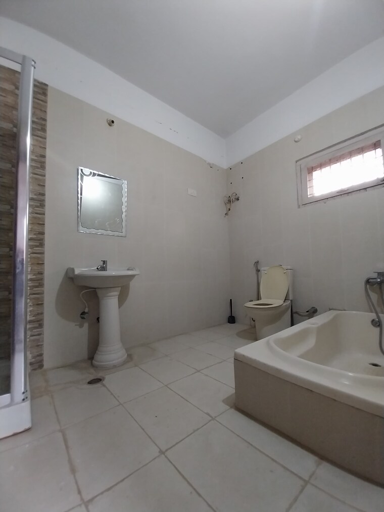 Bathroom, burj-banjara 5 Bedroom 5500 Sq.Ft. Independent House In Banjara Hills Hyderabad 9657703