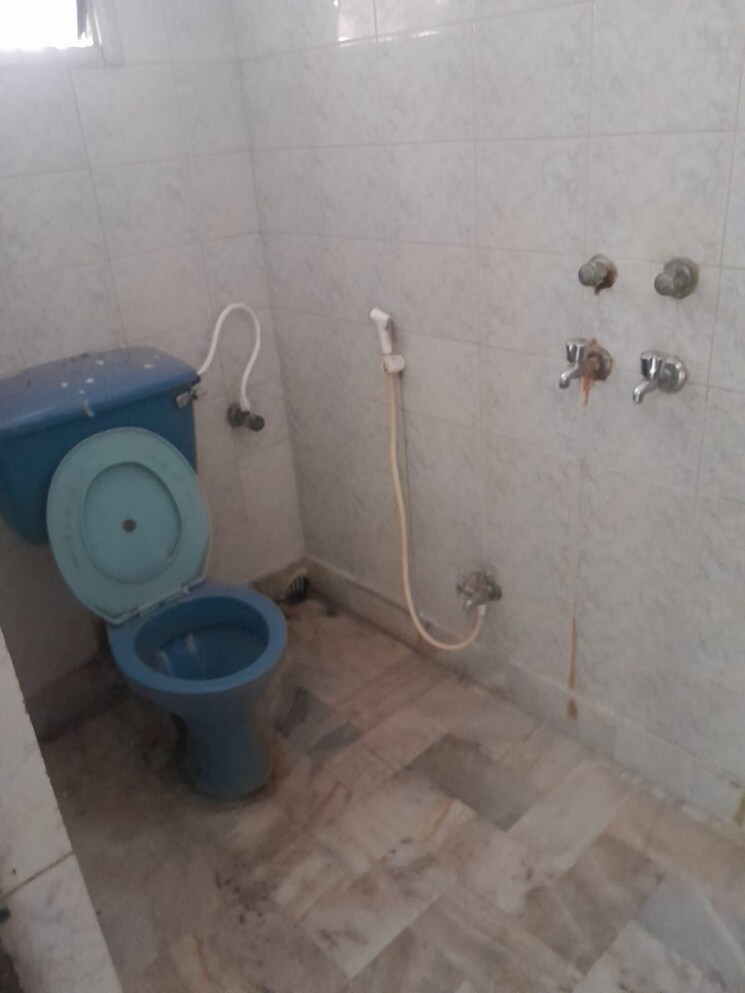 Bathroom, lalpur chowk 3 Bedroom 1500 Sq.Ft. Apartment In Lalpur Chowk Ranchi 9657851