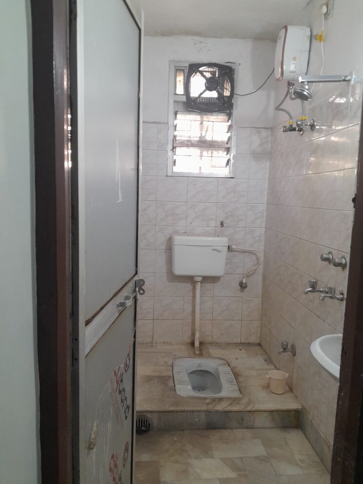 Bathroom, lalpur chowk 3 Bedroom 1500 Sq.Ft. Apartment In Lalpur Chowk Ranchi 9657851
