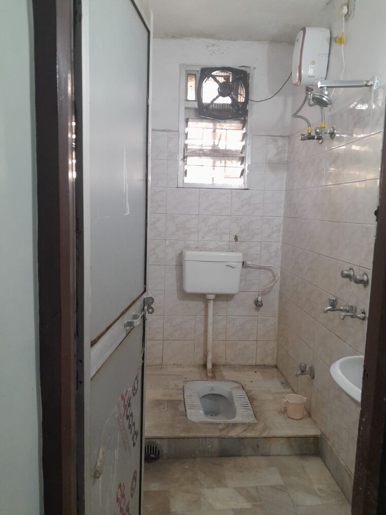 Bathroom, lalpur chowk 3 Bedroom 1500 Sq.Ft. Apartment In Lalpur Chowk Ranchi 9657851
