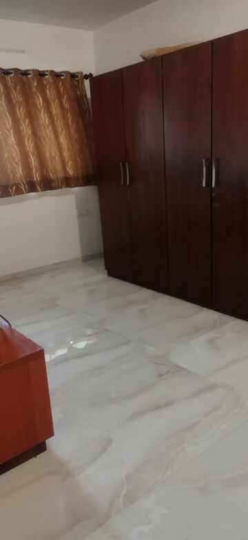 Room in 3 BHK Apartment at Silver Croft Bandra, Bandra West – for Rent