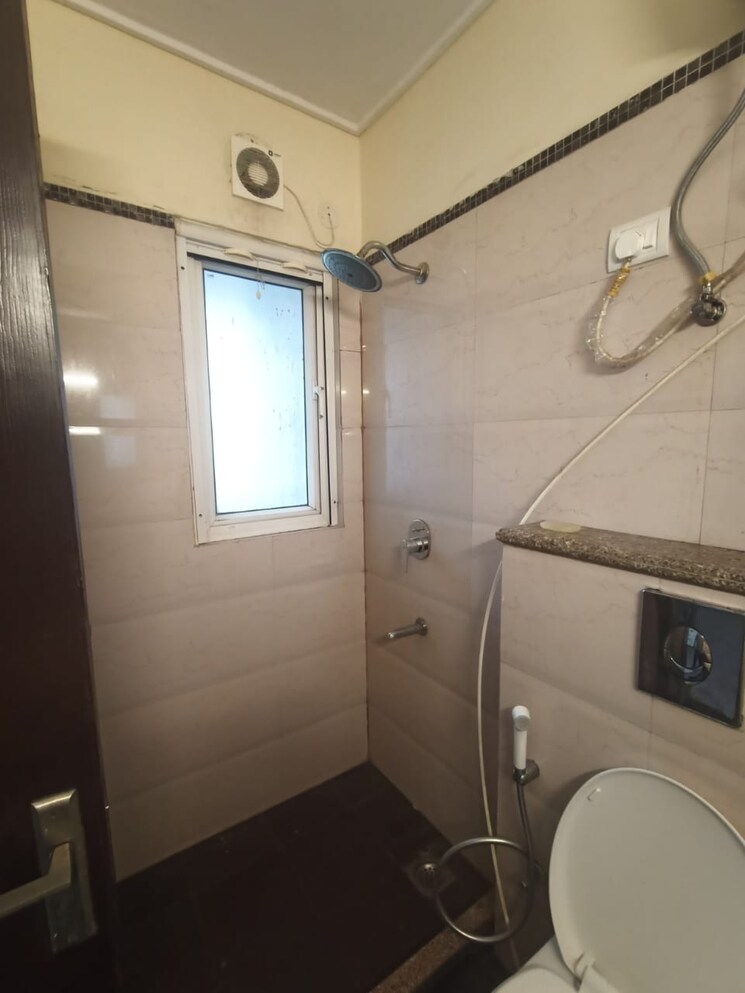 Bathroom, nimbus-the-hyde-park 3.5 Bedroom 1835 Sq.Ft. Apartment In Sector 78 Noida 9658041