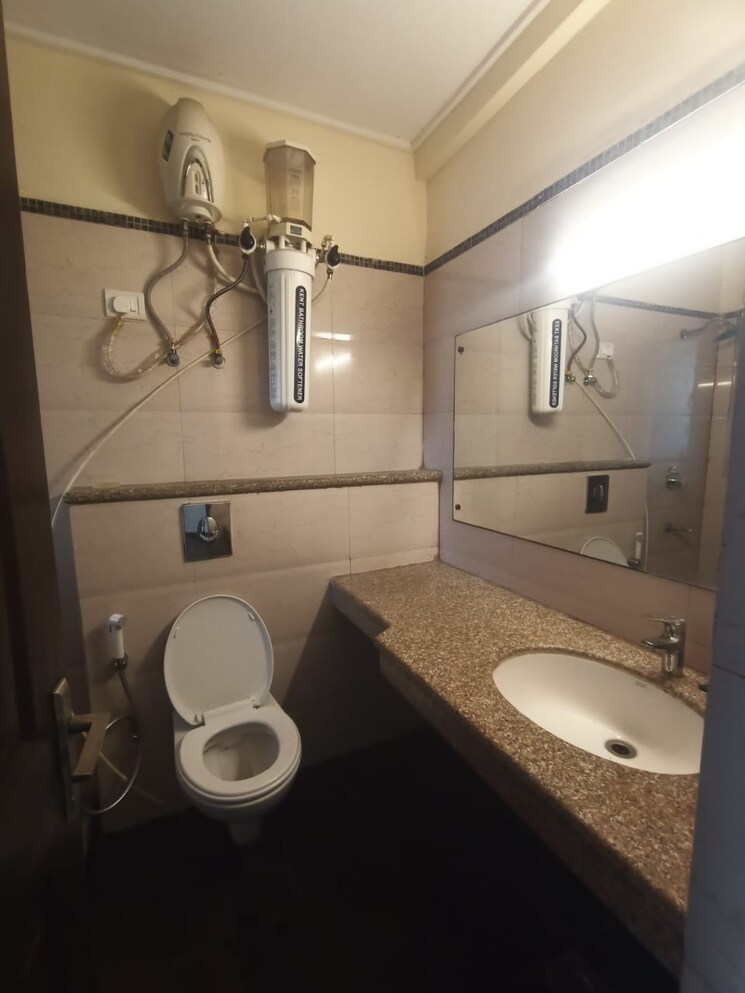 Attached Bathroom, nimbus-the-hyde-park 3.5 Bedroom 1835 Sq.Ft. Apartment In Sector 78 Noida 9658041