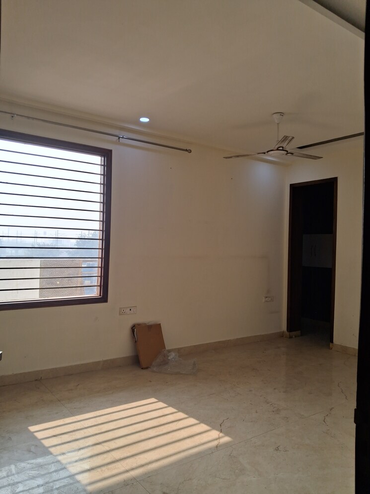Room, sector 28 4 Bedroom 3150 Sq.Ft. Builder Floor In Sector 28 Faridabad 9658086