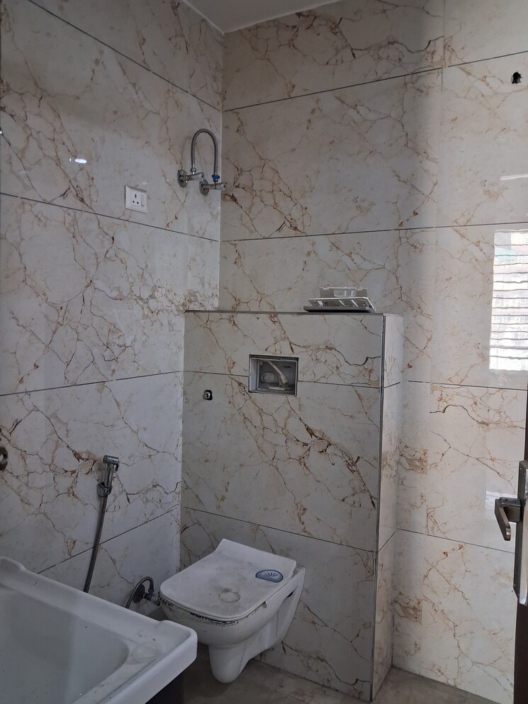 Bathroom, sector 28 4 Bedroom 3150 Sq.Ft. Builder Floor In Sector 28 Faridabad 9658086