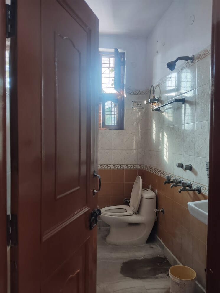 Attached Bathroom, espire-towers 2.5 Bedroom 1800 Sq.Ft. Builder Floor In Sector 37 Faridabad 9658245