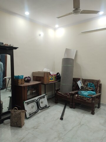 Room in 2.5 BHK Builder Floor at Espire Towers, Sector 37 – for Rent
