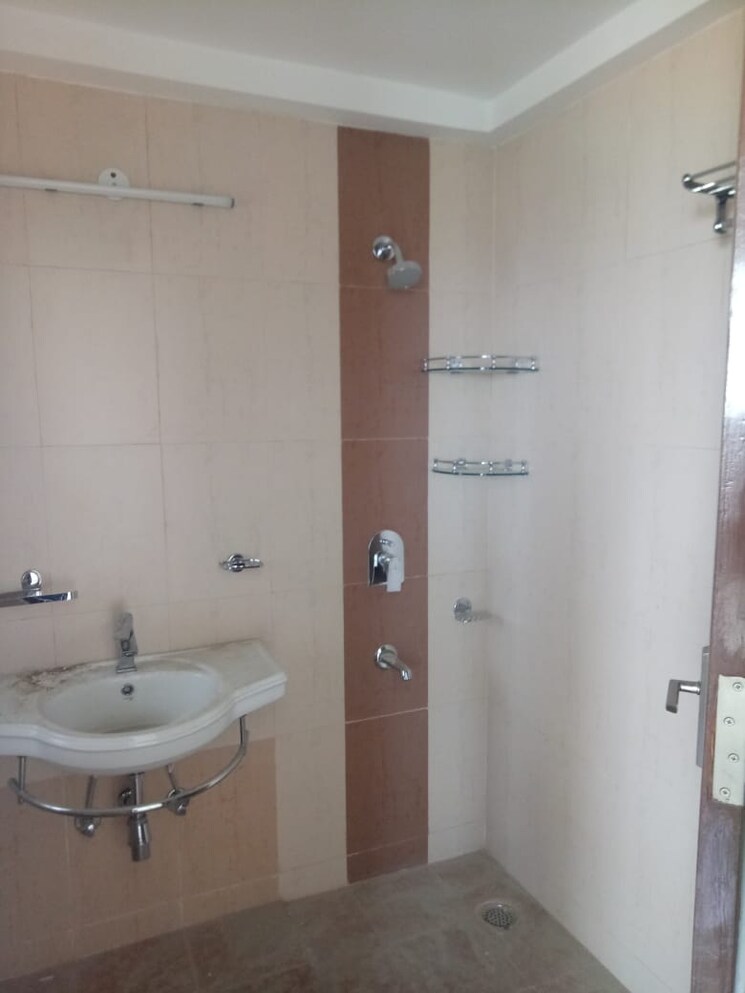 Bathroom, ramprastha-city-the-view 3 Bedroom 1565 Sq.Ft. Apartment In Sector 37d Gurgaon 9658261