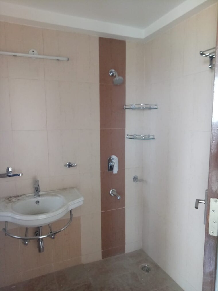 Bathroom, ramprastha-city-the-view 3 Bedroom 1565 Sq.Ft. Apartment In Sector 37d Gurgaon 9658261