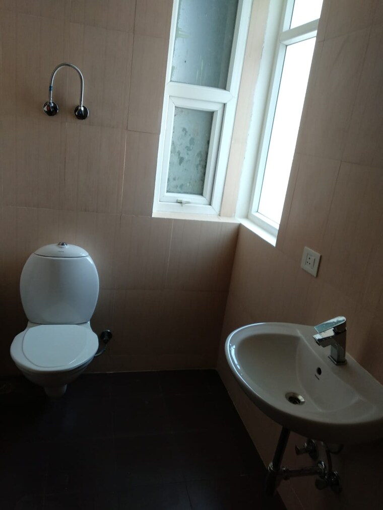 Bathroom, ramprastha-city-the-view 3 Bedroom 1565 Sq.Ft. Apartment In Sector 37d Gurgaon 9658261