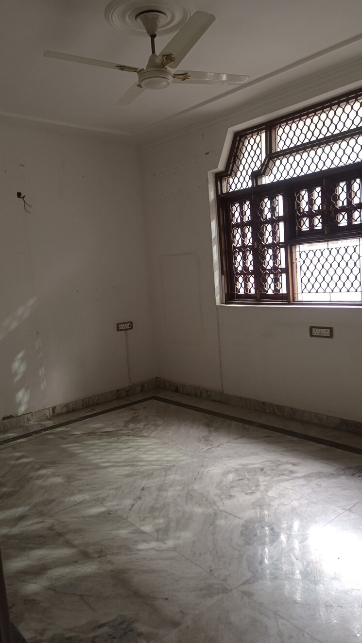 Room, new rajinder nagar Commercial Office Space 1650 Sq.Ft. In New Rajinder Nagar Delhi 9658395