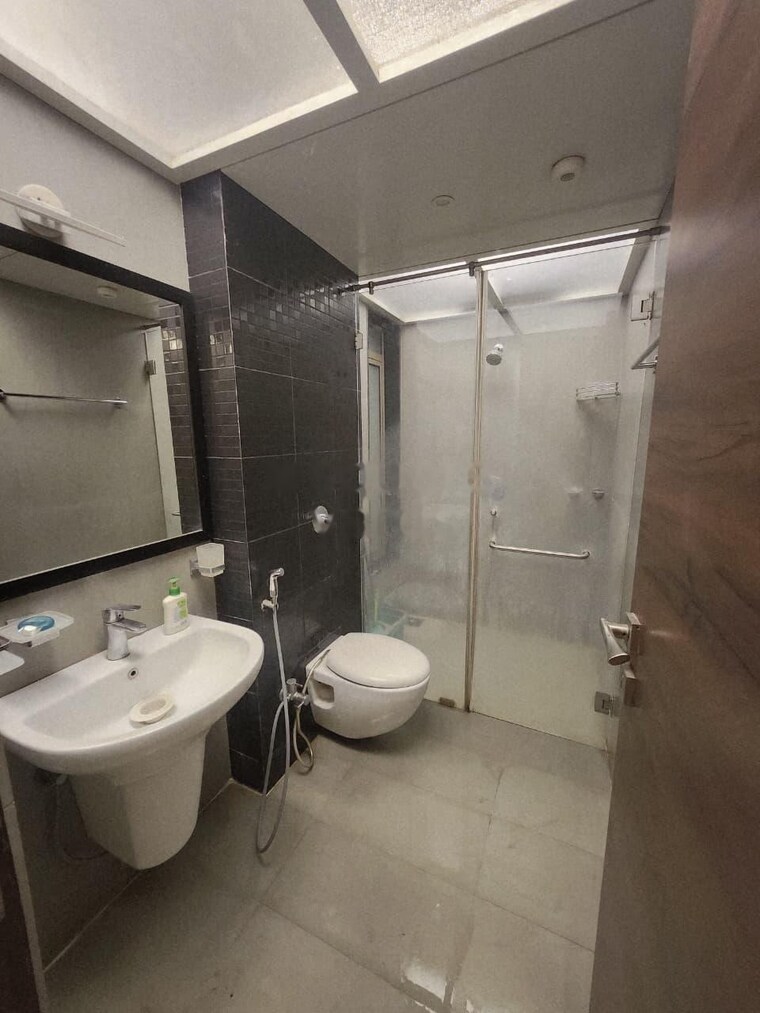 Bathroom, lodha-splendora 2.5 Bedroom 945 Sq.Ft. Apartment In Ghodbunder Road Thane 9658430