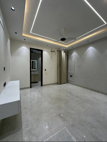 Room in 3 BHK Apartment at Sector 23 – for Rent