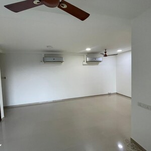 Room in 2.5 BHK Apartment at Oberoi Realty Splendor, Andheri East – for Rent