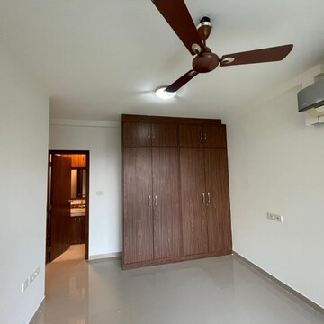 Room in 2.5 BHK Apartment at Oberoi Realty Splendor, Andheri East – for Rent