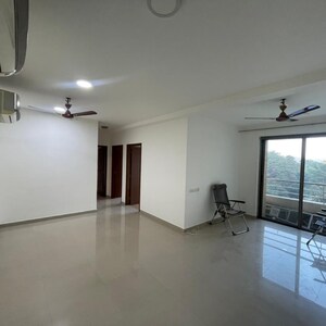 Room in 2.5 BHK Apartment at Oberoi Realty Splendor, Andheri East – for Rent
