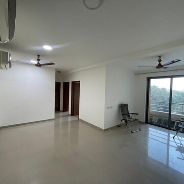Room in 2.5 BHK Apartment at Oberoi Realty Splendor, Andheri East – for Rent