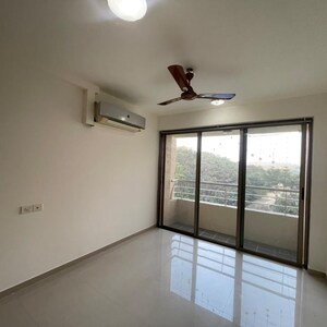Room in 2.5 BHK Apartment at Oberoi Realty Splendor, Andheri East – for Rent