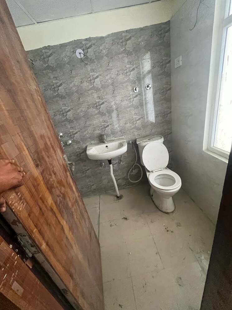 Attached Bathroom, amrapali-dream-valley 2 Bedroom 850 Sq.Ft. Apartment In Amrapali Dream Valley Greater Noida 9658865