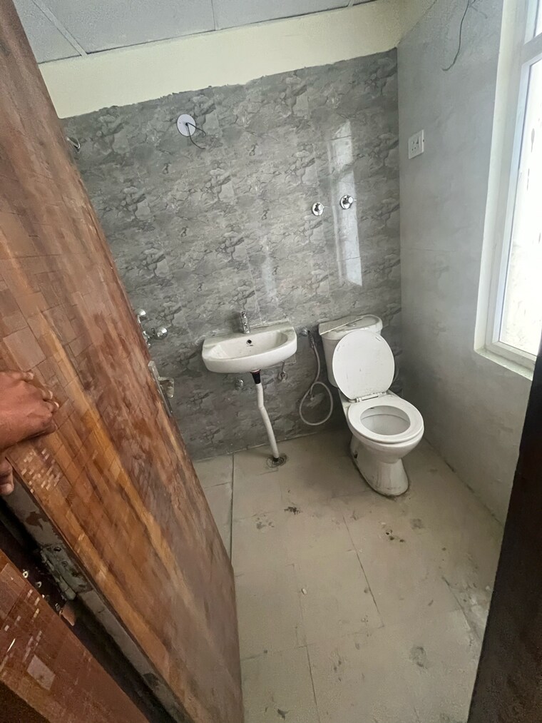 Attached Bathroom, amrapali-dream-valley 2 Bedroom 850 Sq.Ft. Apartment In Amrapali Dream Valley Greater Noida 9658865