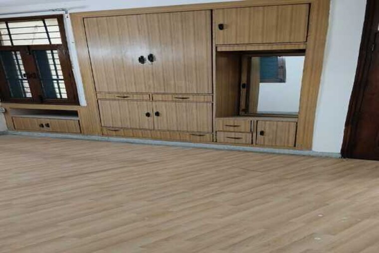 Room, sector 31 3 Bedroom 1200 Sq.Ft. Apartment In Sector 31 Noida 9658725