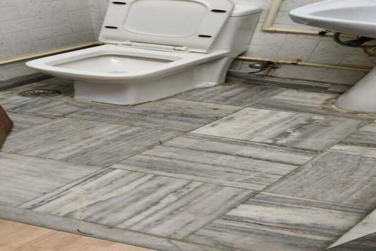 Bathroom, sector 31 3 Bedroom 1200 Sq.Ft. Apartment In Sector 31 Noida 9658725