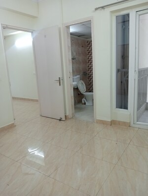 Room in 3.5 BHK Apartment at AIG Park Avenue, Sector 4 Greater Noida – for Rent