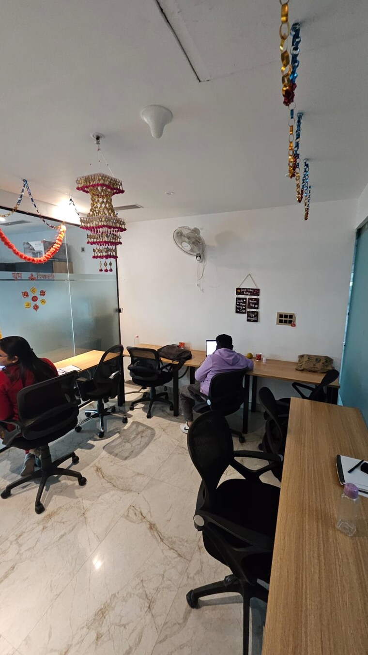 Team Area, wave-silver-tower Commercial Office Space 1000 Sq.Ft. In Sector 18 Noida 9659000