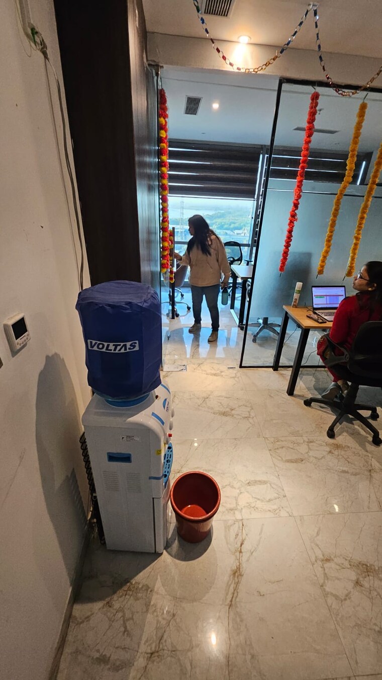 Team Area, wave-silver-tower Commercial Office Space 1000 Sq.Ft. In Sector 18 Noida 9659000