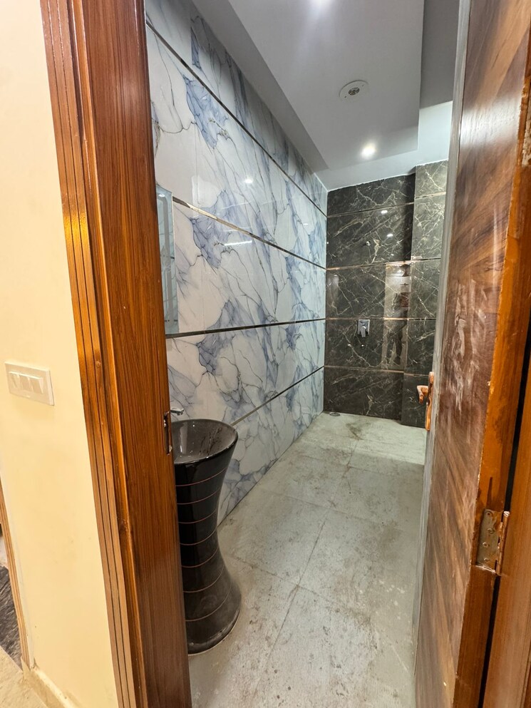 Balcony, dwarka mor 3 Bedroom 100 Sq.Yd. Builder Floor In Dwarka Mor Delhi 9659054