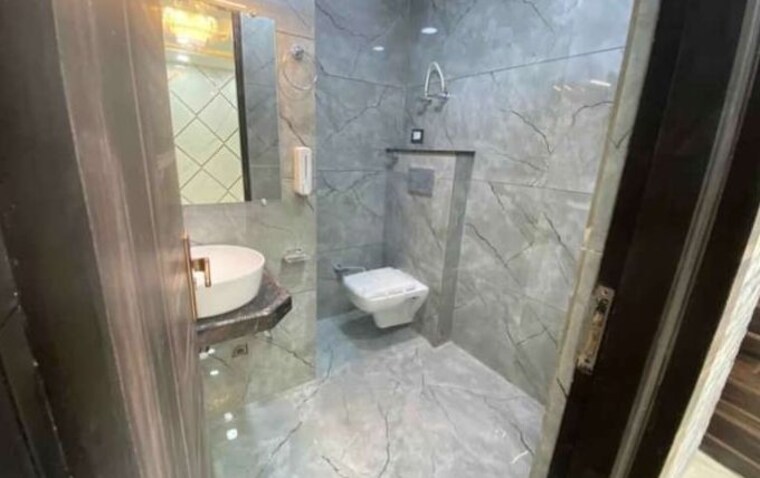 Bathroom, amrapali-vaishali 2 Bedroom 950 Sq.Ft. Builder Floor In Vaishali Sector 3 Ghaziabad 9659061