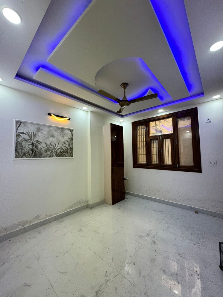 Room, dwarka mor 3 Bedroom 100 Sq.Yd. Builder Floor In Dwarka Mor Delhi 9659054