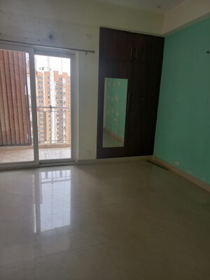 Room in 3 BHK Apartment at AIG Park Avenue, Sector 4 Greater Noida – for Rent