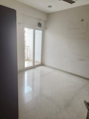 Room in 3 BHK Apartment at AIG Park Avenue, Sector 4 Greater Noida – for Rent