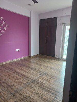 Room in 3 BHK Apartment at AIG Park Avenue, Sector 4 Greater Noida – for Rent
