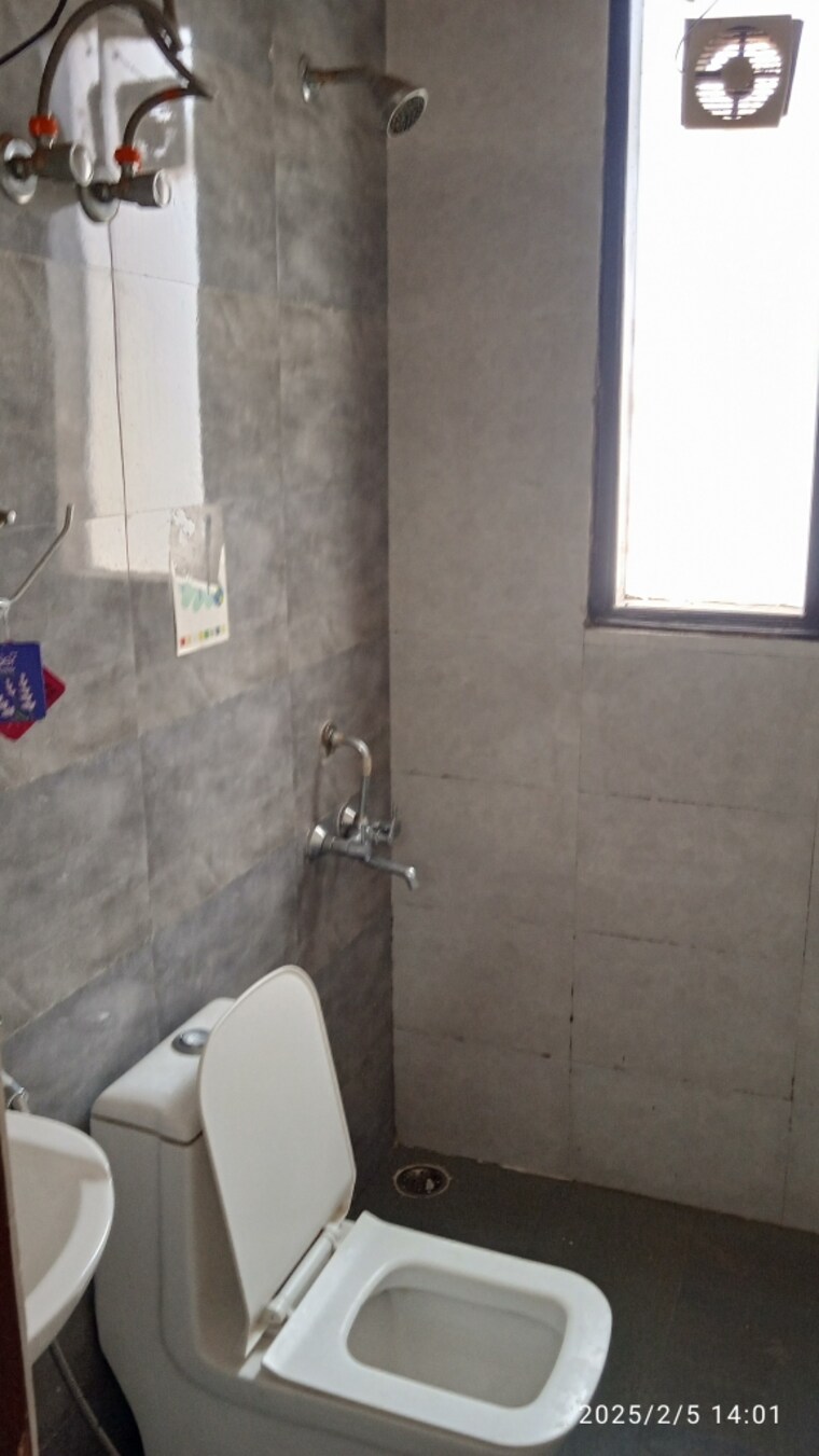 Bathroom, sector 44 Studio 500 Sq.Ft. Builder Floor In Sector 44 Gurgaon 9659101