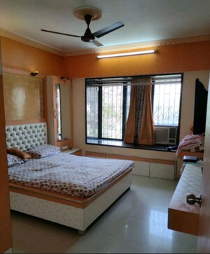 Room in 3 BHK Apartment at Khandwala Arcade, Malad East – for Rent