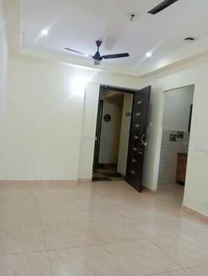 Room in 2 BHK Apartment at Gaur City 7th Avenue, Sector 4 Greater Noida – for Rent