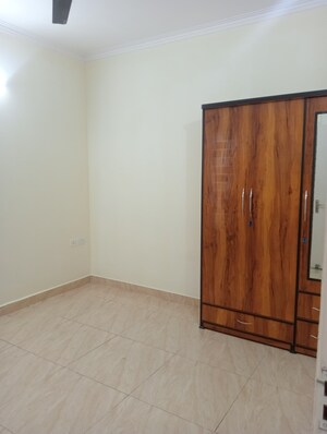 Room in 2 BHK Apartment at Gaur City 7th Avenue, Sector 4 Greater Noida – for Rent