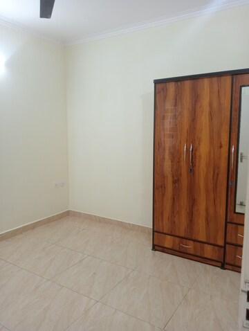 Room in 2 BHK Apartment at Gaur City 7th Avenue, Sector 4 Greater Noida – for Rent