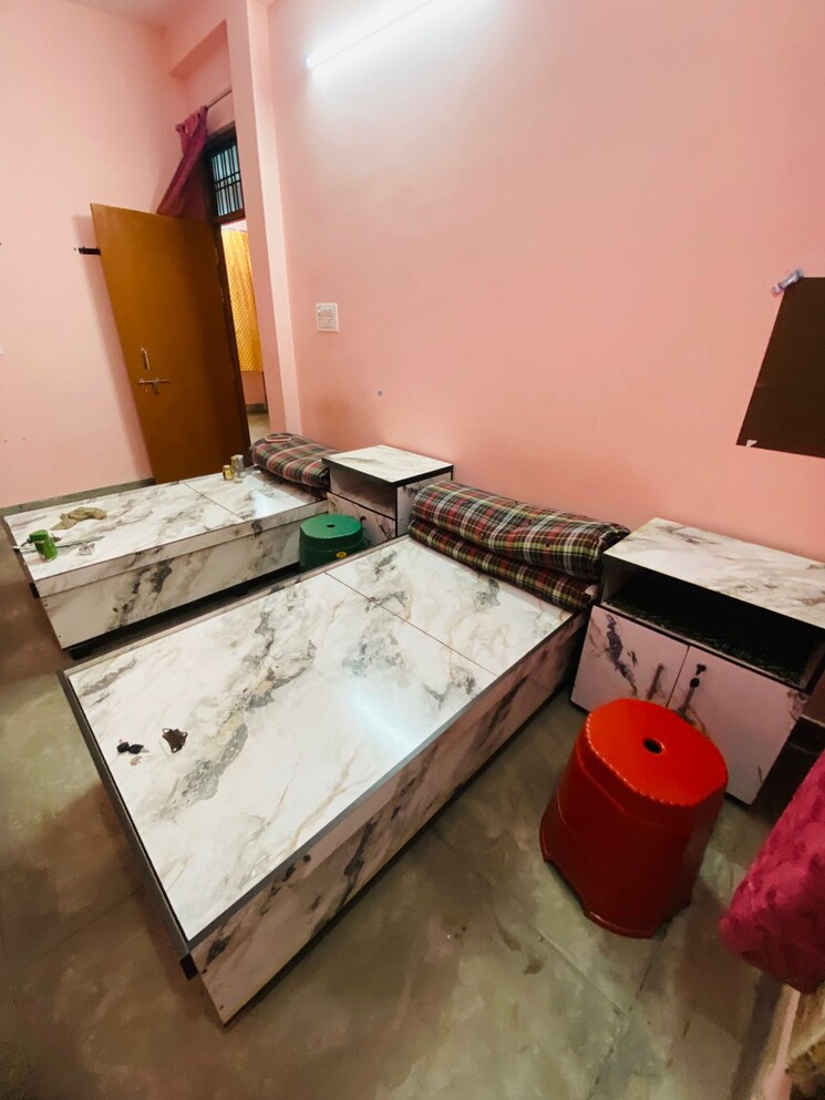 Room, viram khand Pg For Boys & Girls In Viram Khand 9659129