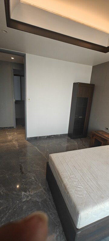 Room in 4 BHK Apartment at Lodha Trump Tower, Worli – for Rent