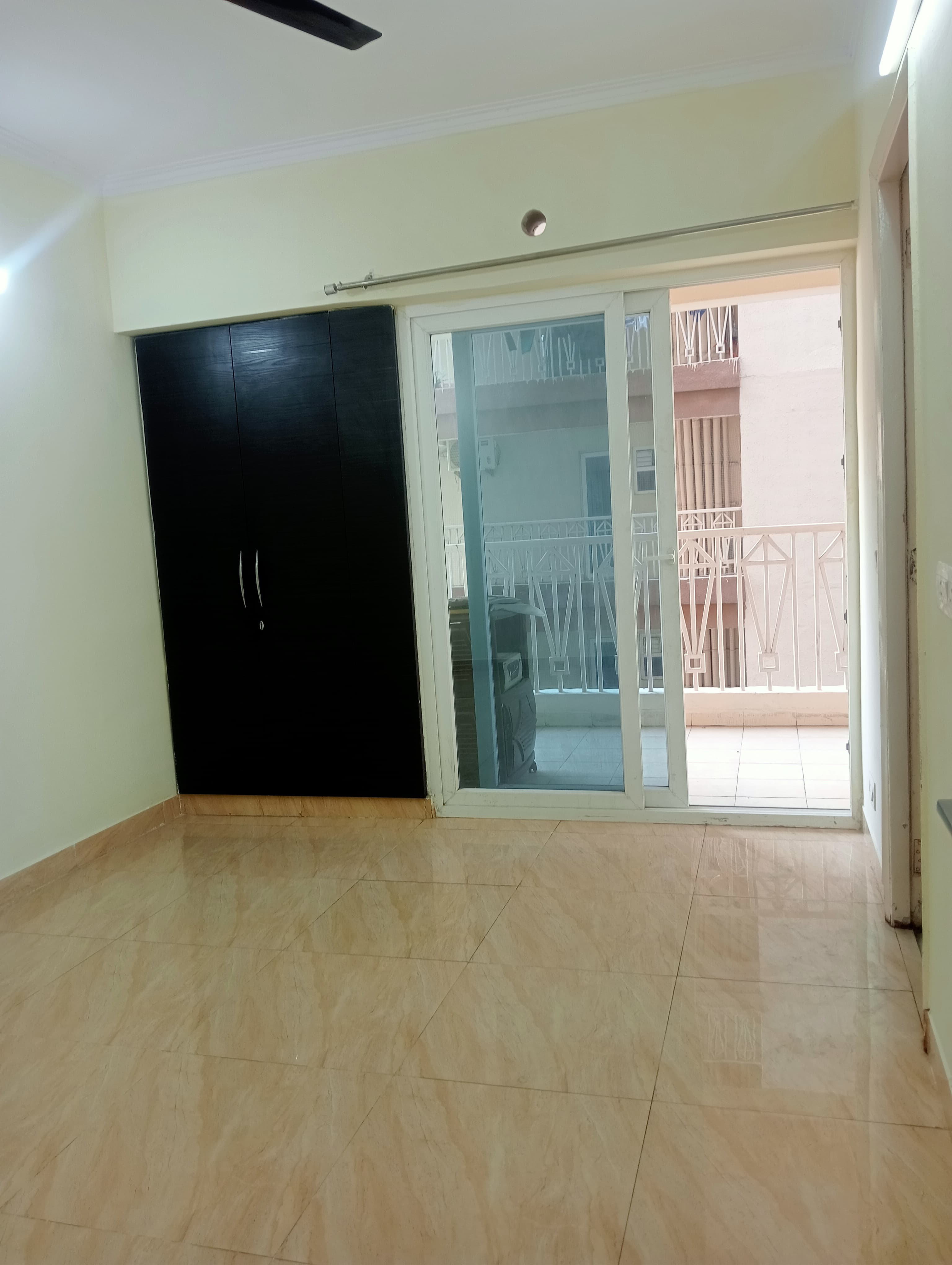 4 BHK + Servant Room 2200 Sq.Ft. Apartment in Gaur City 6th Avenue