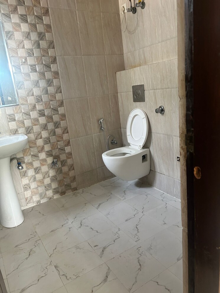Bathroom, ansal-sushant-apartments 4 Bedroom 2500 Sq.Ft. Builder Floor In Sushant Lok I Gurgaon 9659400