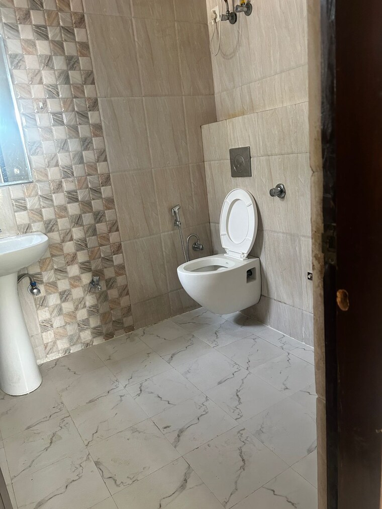 Bathroom, ansal-sushant-apartments 4 Bedroom 2500 Sq.Ft. Builder Floor In Sushant Lok I Gurgaon 9659400