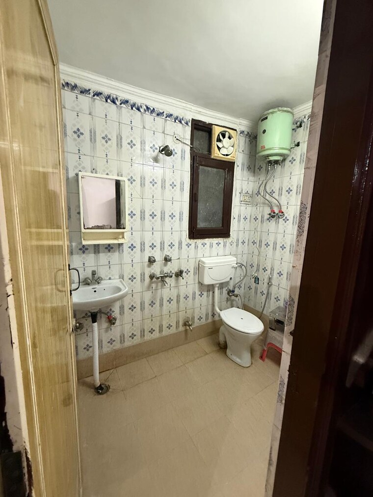 Bathroom, saket 3 Bedroom 1200 Sq.Ft. Builder Floor In Saket Delhi 9659495