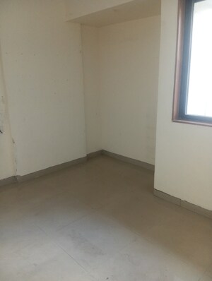 Room in 1.5 BHK Apartment at Puranik Hometown, Ghodbunder Road – for Rent